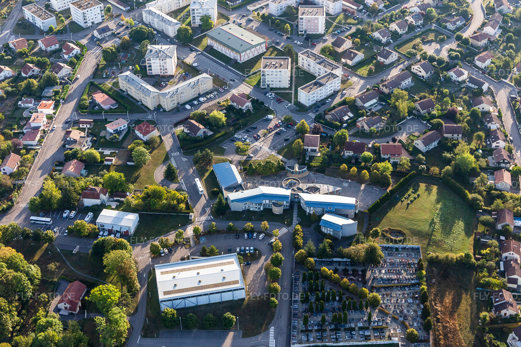 Luftbild: Ecole Primaire Stanislas Lesczynski in Contrexéville im Bundesland Vosges in Frankreich. Foto: IMG_118444.jpg vom 16.09.2019 durch Werner Riehm/FLY-FOTO.de