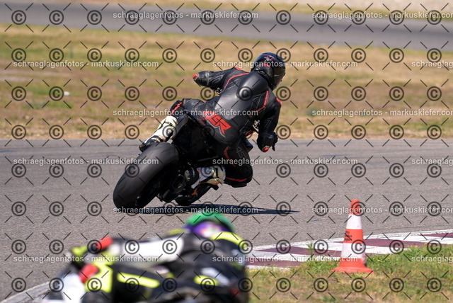 26bt04-1923 | markuskiefer.com - Realisiert mit Pictrs.com