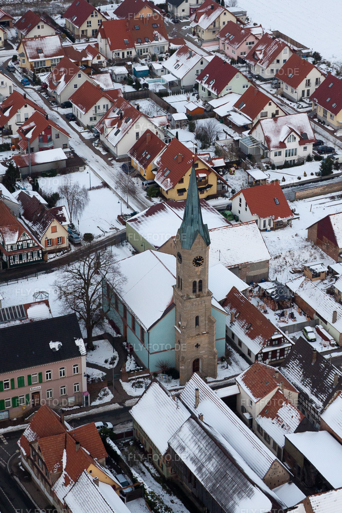Luftbild: Winterlich schneebedeckte Kirchengebäude im Dorfkern in Erlenbach bei Kandel im Bundesland Rheinland-Pfalz in Deutschland. Foto: IMG_23821.jpg vom 16.01.2010 durch Werner Riehm/FLY-FOTO.de