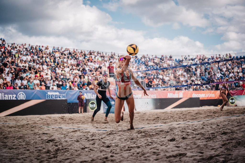 Beachvolleyball | Frauen | Deutsche Meisterschaften 2025 Timmendorfer Strand | 05.09.2025 | Nele Barber spielt den Ball