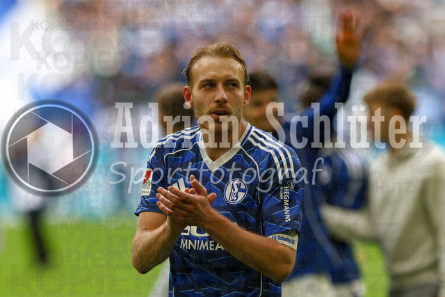 05.04.2026, GER, Fussball, Herren, 2. BL, Saison 2025/2026, FC Schalke 04 - Karlsruher SC | Timo Becker (S04) Schlussjubel, jubelt nach dem Sieg 
