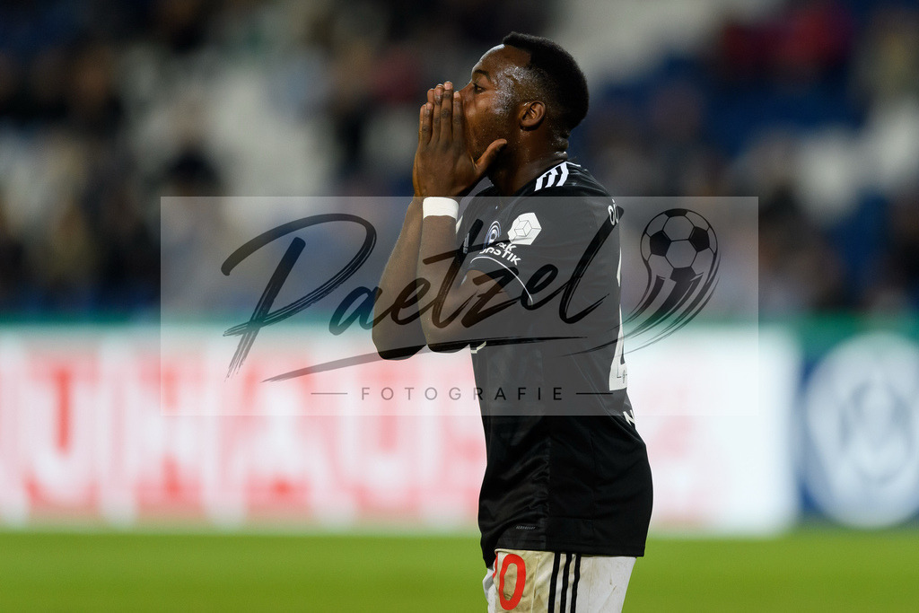 H96DUS20211027_054 | Fussball, Herren: Khaled Narey (Fortuna Duesseldorf) enttaeuscht bei dem Spiel der 2. Runde im DFB-Pokal zwischen Hannover 96 und Fortuna Duesseldorf in der HDI-Arena am 27.10.2021 in Hannover, Deutschland.DFB / DFL REGULATIONS PROHIBIT ANY USE OF PHOTOGRAPHS AS IMAGE SEQUENCES AND/OR QUASI-VIDEO. - Realisiert mit Pictrs.com