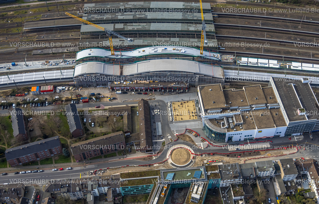 Duisburg240303921 | Luftbild, Hauptbahnhof Hbf Großbaustelle mit Neubau Gleishalle und Bahnhofsvorplatz Ost, neuer Kreisverkehr, Neudorf-Nord, Duisburg, Ruhrgebiet, Nordrhein-Westfalen, Deutschland, Duisburg-S