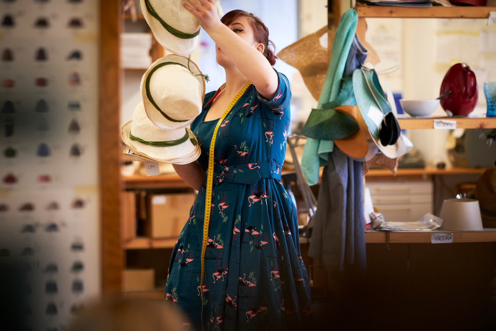 Mühlbauer Hutmanufaktur | WIen, Austria - March 04, 2020; Mühlbauer Hutmanufaktur; Modistin bei der Arbeit. - Realisiert mit Pictrs.com