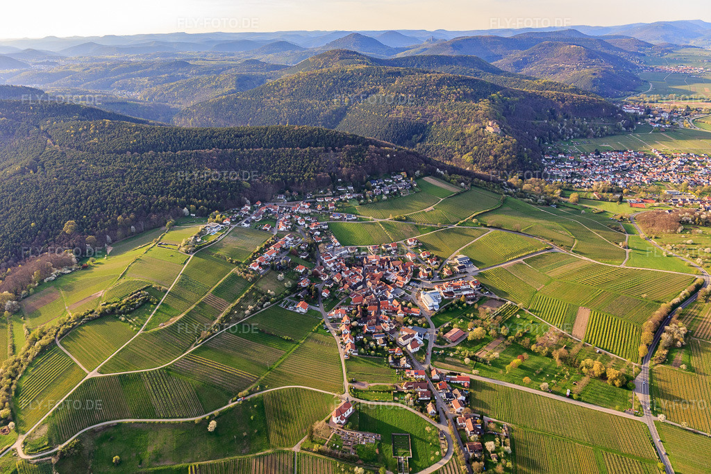 Luftbild: Winzerdorfansicht im Frühling von Osten im Ortsteil Gleiszellen in Gleiszellen-Gleishorbach im Bundesland Rheinland-Pfalz in Deutschland. Foto: IMG_106556.jpg vom 17.04.2018 durch Werner Riehm/FLY-FOTO.de