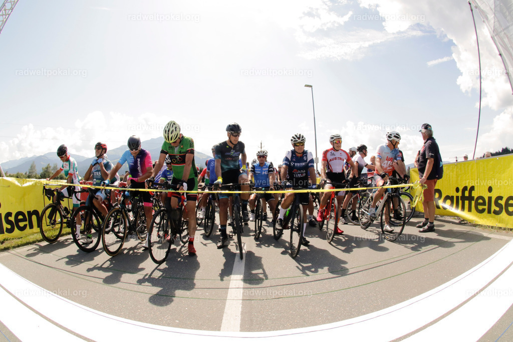 761_20230817_Bewerb_Maenner_Muehlanger | AUT - OESTERREICH, 2023-08-16: SPORT RENNRAD-FAHREN - 55. INTERNATIONALER RADWELTPOKAL IN ST. JOHANN IN TIROL  - Vintage-Radrennen mit WM-Bronze-Medaillen-Siegerin Christina Schweinberger, den Teilnehmer und Alexander Baumann (vom Orginastions-Team) - TAG 2 BEWERB MAENNER IN SECHS GRUPPEN  ; Foto: Roland Muehlanger