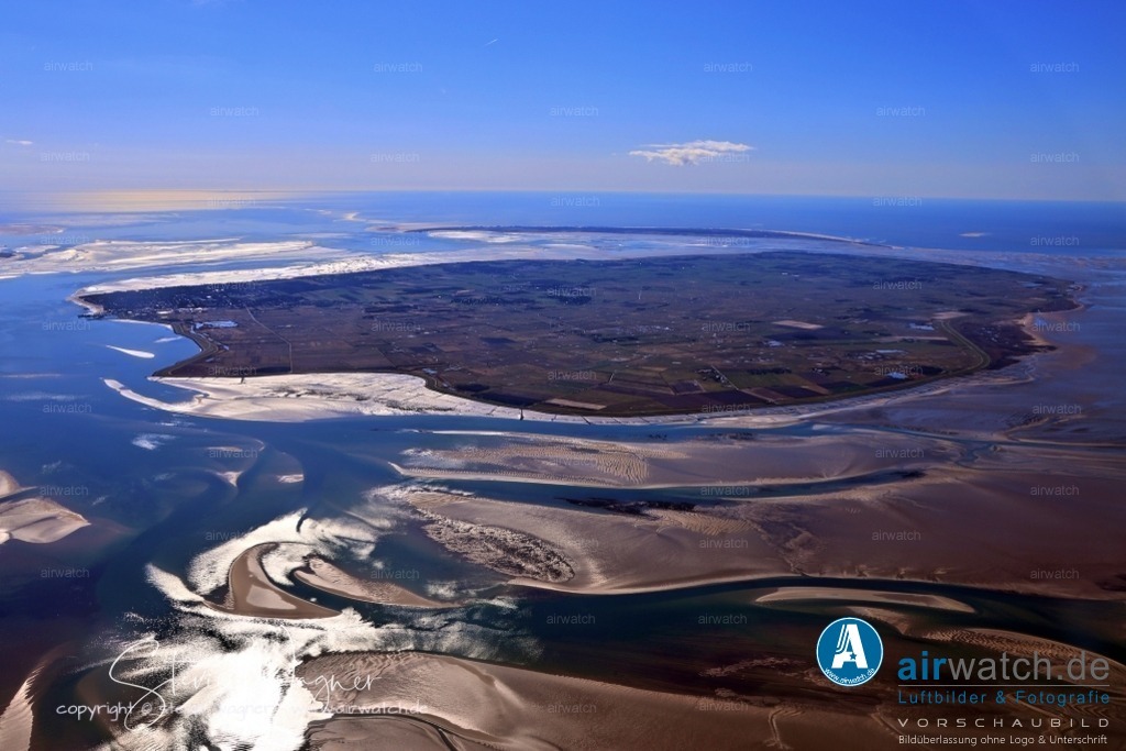 Luftbild Nordseeinsel Föhr | Föhr ist bekannt für ihre langen Sandstrände im Süden, die ideal für Familien und Wassersportler sind, und für das ruhige Marschland im Norden, das Natur- und Vogelfreunden gefällt. Die Insel ist Teil des Nationalparks Schleswig-Holsteinisches Wattenmeer, der zum UNESCO-Weltnaturerbe gehört.