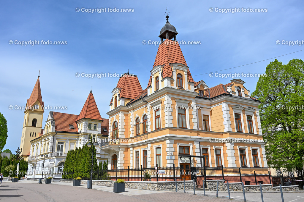 Slowakei_ Trenciansky kraj_ Trencianske Teplice_ 22.04.2025-2 | 22.04.2025, Slowakei, SVK, Trenciansky kraj, Trencianske Teplice, im Bild Trencianske Teplice, Trentschin-Teplitz, Stadt im Westen der Slowakei, Kurort mit Sehenswuerdigkeiten, Hotels aus der Zeit der habsburgischen Monarchie, einem Kurpark sowie alten Badehaeusern, Stadtansichten, Gebaeude, Architektur, Park, Strassen, Haeuser, Infrastruktur,  Denkmaeler, Kultur, Haus Krista