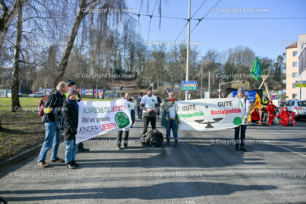 Demonstration gegen die Fertigstellung der A26 Westring_ 20.01.2024-14 | 20.01.2024, Linz, AUT, Demonstration, im Bild Teilnehmer der Demonstration gegen die Fertigstellung der A26 Westring, Autobahn, Verkehr, Verkehrswende, Klima, Klimawandel, Red Rebells, Trauermarsch, Aktivisten, Musik, Transparente, Tafeln, Schilder, Ansprache, Polizei, Polizeiauto, Absperrung, Wissensturm