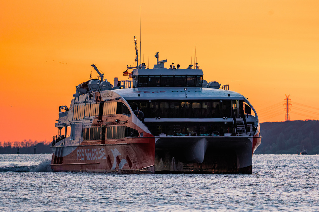 Halunderjet im Sonnenuntergang | Der Halunderjet auf dem Rückweg nach Hamburg im Sonnenuntergang - Realisiert mit Pictrs.com