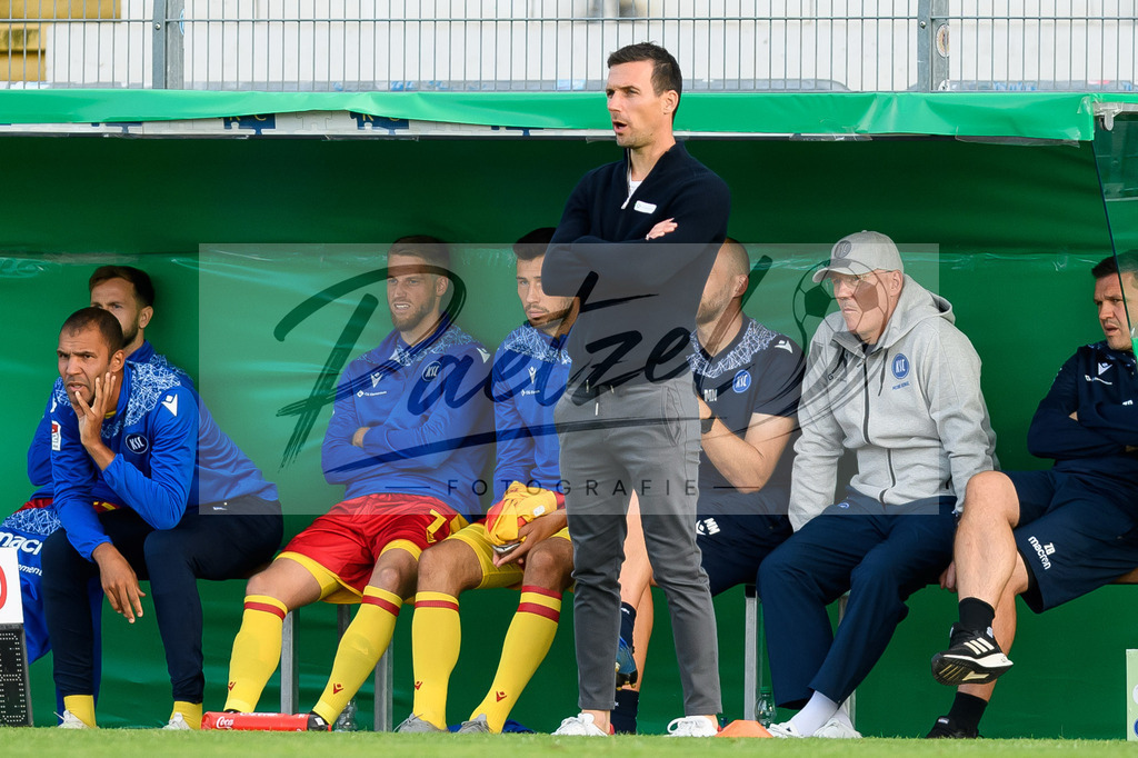 LOTKSC20210809_156 | Fussball, Herren: Trainer Christian Eichner (Karlsruher SC) schaut beim Spiel der 1. Runde im DFB-Pokal zwischen SF Lotte und Karlsruher SC im Stadion am Lotter Kreuz am 09.08.2021 in Lotte, Deutschland.DFB / DFL REGULATIONS PROHIBIT ANY USE OF PHOTOGRAPHS AS IMAGE SEQUENCES AND/OR QUASI-VIDEO. - Realisiert mit Pictrs.com
