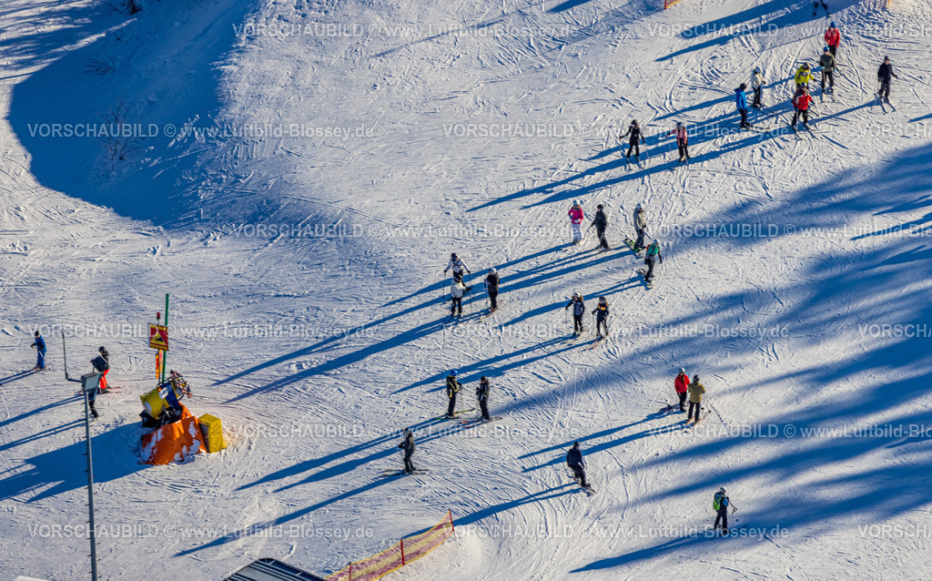 Winterberg230205809 | Luftbild, Skifahrer im Skigebiet Kahler Asten, Winterberg, Sauerland, Nordrhein-Westfalen, Deutschland