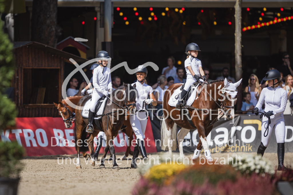 230910_OWLCh_Führzügel-126 | Deine schönsten Turniermomente als professionelle Fotos! Entdecke hochwertige Pferdesport-Fotografie im Online-Shop. Jetzt Fotos finden & bestellen!