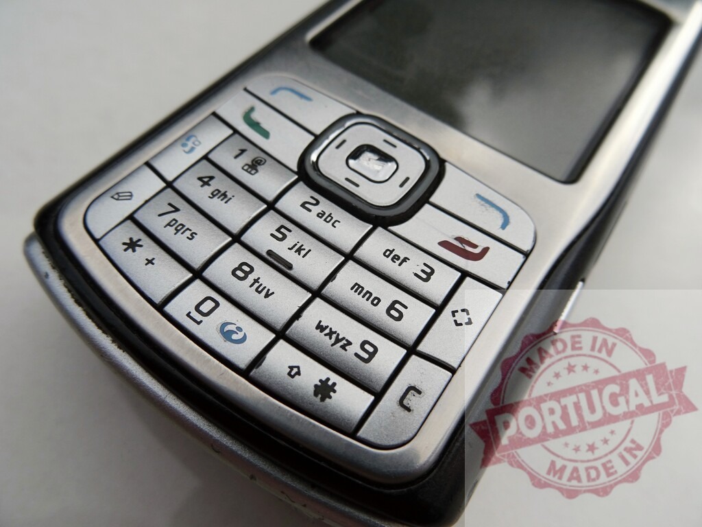 Nokia mobile phone showing keypad and screen | Close-up of a Nokia mobile phone highlighting the keypad and screen, showcasing communication technology - Realisiert mit Pictrs.com
