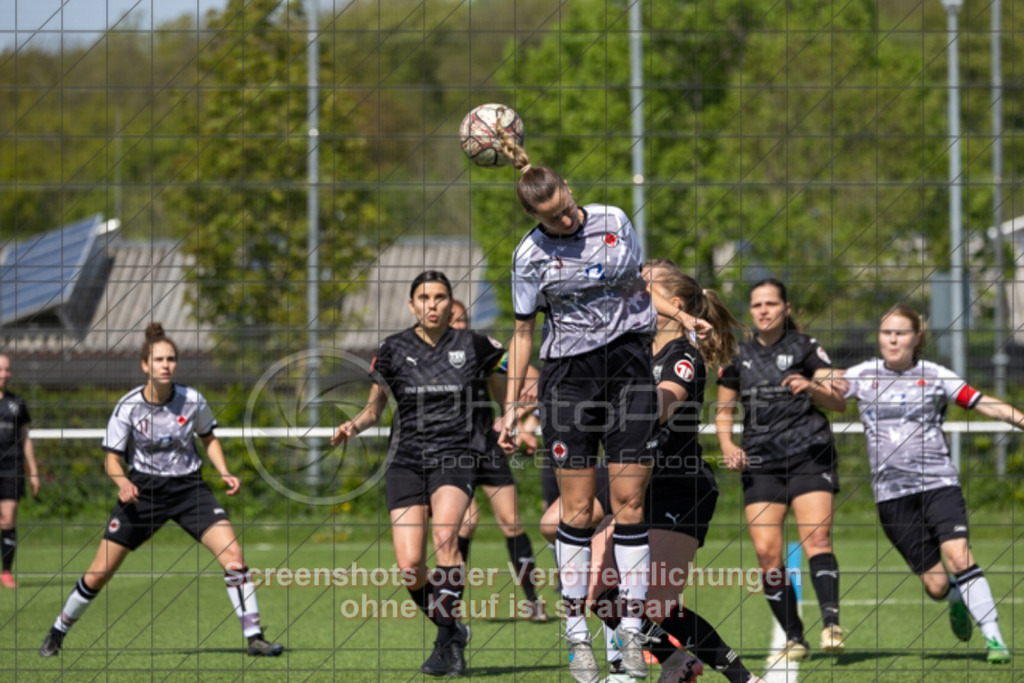20250427_110900_0063 | #,1.Göppinger SV (weiß) vs. TSV Ruppertshofen (schwarz), Fußball, Frauen-Regionenliga 3 - Bezirk WfV, 21. Spieltag, Saison 2024/2025, Kunstrasenplatz Nord, Hohenstaufenstr. 116, 73033 Göppingen, 27.04.2025 - 11:00 Uhr,Foto: PhotoPeet-Sportfotografie/Peter Harich