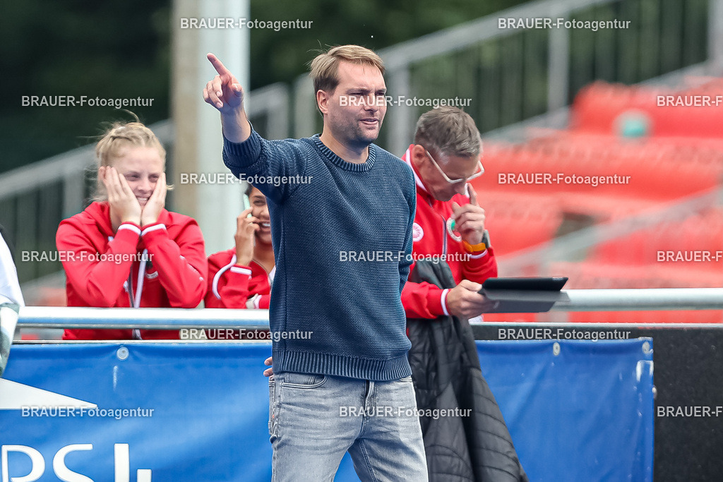 Crefelder HTC und Club an der Alster   | Krefeld, Deutschland 24.09.2022,Sportlicher Leiter Johannes Schmitz (Crefelder HTC) gestikuliert, Gestik, 

beim 1. Bundesliga Spiel der Herren zwischen Crefelder HTC und Club an der Alster  auf der Gerd Wellen Hockeyanlage am 24. September 2022 in Krefeld.

(Foto: BRAUER-Fotoagentur)
 