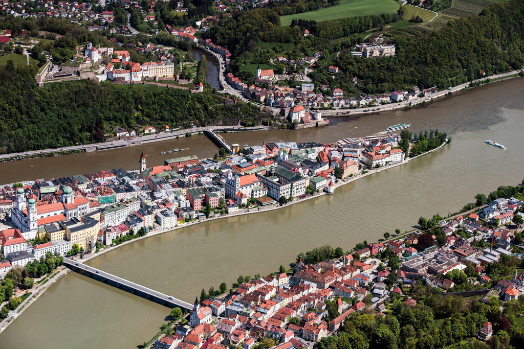 dr__0012552.jpg | PASSAU 11.05.2017 Die kreisfreie Universitätsstadt Passau im Bundesland Bayern. Aufgrund des Zusammenflusses der Flüsse Ilz, Inn und Donau, wird Passau auch "Dreiflüssestadt" genannt. // The university town of Passau in the state of Bavaria. Because of the junction of the rivers Ilz, Inn and Danube, Passau is also called "Three Rivers Town". Foto: Daniel Reiter