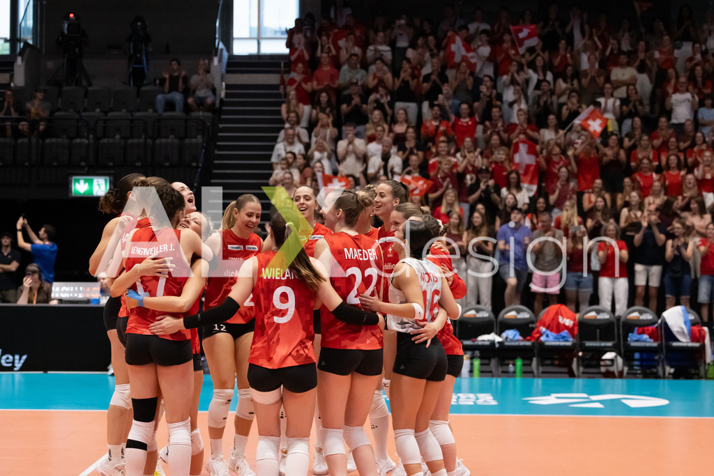 Austria v Switzerland - CEV European League Women | KRIENS, SWITZERLAND - JUNE 14: Team of Switzerland celebrating the win during the CEV European League match between Austria and Switzerland at Pilatus Arena on June 14, 2026 in Kriens, Switzerland. - Realisiert mit Pictrs.com