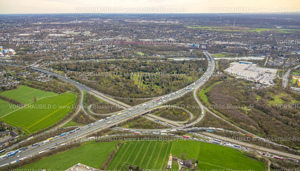 Duisburg230301556Nord | Luftbild, Autobahnkreuz Oberhausen-West, Autobahn A42 und Autobahn A3, Verkehrsstau, Westfriedhof, Obermeiderich, Duisburg, Ruhrgebiet, Nordrhein-Westfalen, Deutschland