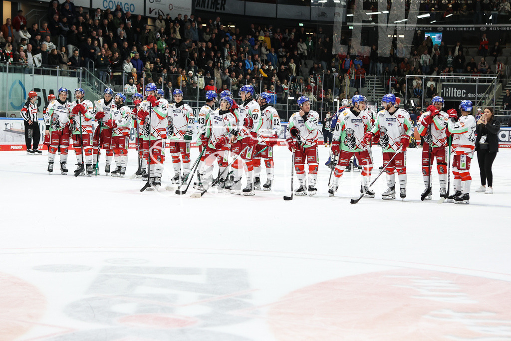 Augsburger Panther - Nürnberg ICE Tigers | Die Hausherren feiern zusammen mit den Fans den 6-2 Heimsieg im DEL Retro Spiel gegen Nuernberg / Retro Derby