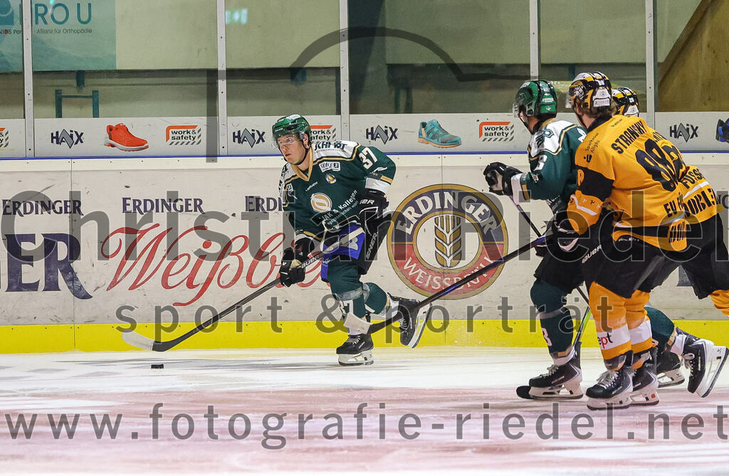 2025-08-22_116_TSV_Erding_gegen_EV_Fuessen | Erding, Deutschland, 22.08.2025:Eishockey, Oberliga Süd 2025 / 2026, Testspiel, TSV Erding gegen EV Füssen, Endergebnis: 1:4Thomas Matheson (Erding Gladiators, #37), Matyas Stransky (EV Füssen, #88)Foto: Christian Riedel / fotografie-riedel.net