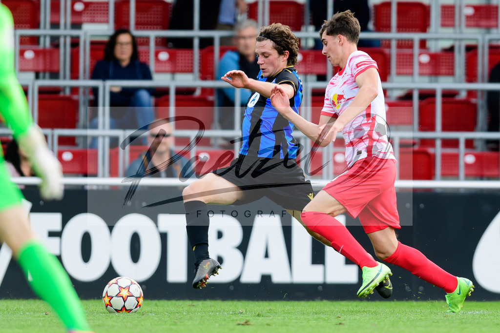 YLLEBR20210928_089 | Fussball, A-Junioren: Denzel De Roeve (Club Brugge KV) und Jorden Winter (RB Leipzig) im Zweikampf beim Spiel der UEFA Youth League zwischen RB Leipzig und FC Bruegge im Stadion am Cottaweg am 28.09.2021 in Leipzig, Deutschland. - Realisiert mit Pictrs.com