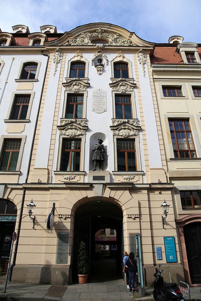 Foto: Leipzig - Kaiser-Maximilian-Denkmal | Das Team hinter BILDLEXIKON LEIPZIG bündelt historische wie aktuelle Informationen über die Stadt Leipzig in Text und Bild auf einer Plattform und stellt diese der interessierten Öffentlichkeit zur Verfügung.
