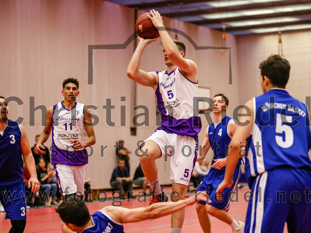 2022-05-29_059_SpVgg_Altenerding_gegen_Muenchen_Basket_2 | Erding, Deutschland, 29.05.2022:
Basketball, Bezirksliga 2021 / 2022, Herren Turnier der 2. der Aufstiegsrunden, SpVgg Altenerding gegen München Basket 2, Endergebnis: 

Luis Winkler (SpVgg Altenerding, #11), +a5+, Tizian Baur (München Basket, #4)

Foto: Christian Riedel / fotografie-riedel.net