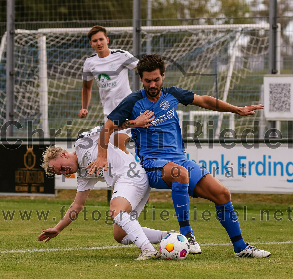 2023-10-14_094_FC_Langengeisling_gegen_TSV_Siegsdorf | Erding, Deutschland, 14.10.2023:
Fußball, Bezirksliga Oberbayern Ost 2023 / 2024, 13. Spieltag, FC Langengeisling gegen TSV Siegsdorf, Endergebnis: 3:0

Felix Brandner (TSV Siegsdorf, #2), Kilian Stenzel (FC Langengeisling, #32)

Foto: Christian Riedel / fotografie-riedel.net