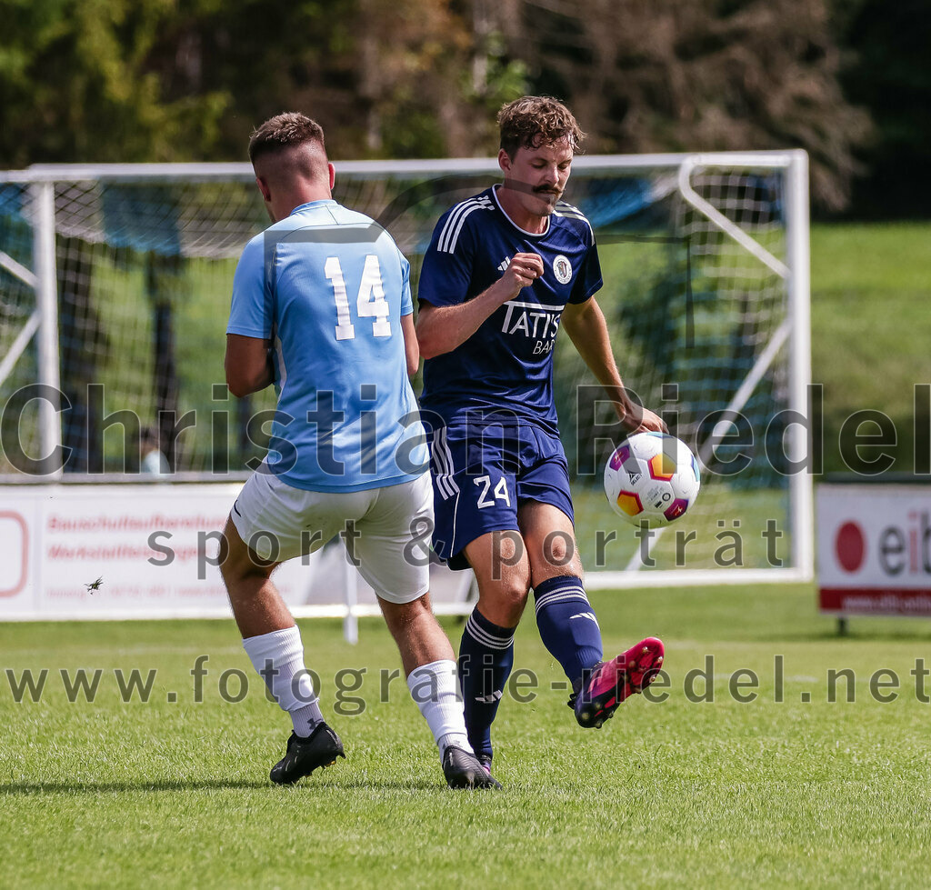 2023-08-26_073_FC_Langengeisling_gegen_TuS_Raubling | Erding, Deutschland, 26.08.2023:
Fußball, Bezirksliga Oberbayern Ost 2023 / 2024, 6. Spieltag, FC Langengeisling gegen TuS Raubling, Endergebnis: 2:0

David Riederle (FC Langengeisling, #14), Quirin Wolfrum (TuS Raubling, #24)

Foto: Christian Riedel / fotografie-riedel.net