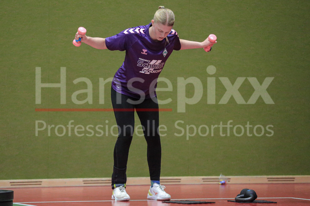 Handball, 2. Bundesliga Frauen, Training SV Werder Bremen | v.li.: Jana Lüdersen (SV Werder Bremen) bei einer Übung, Trainingsübung