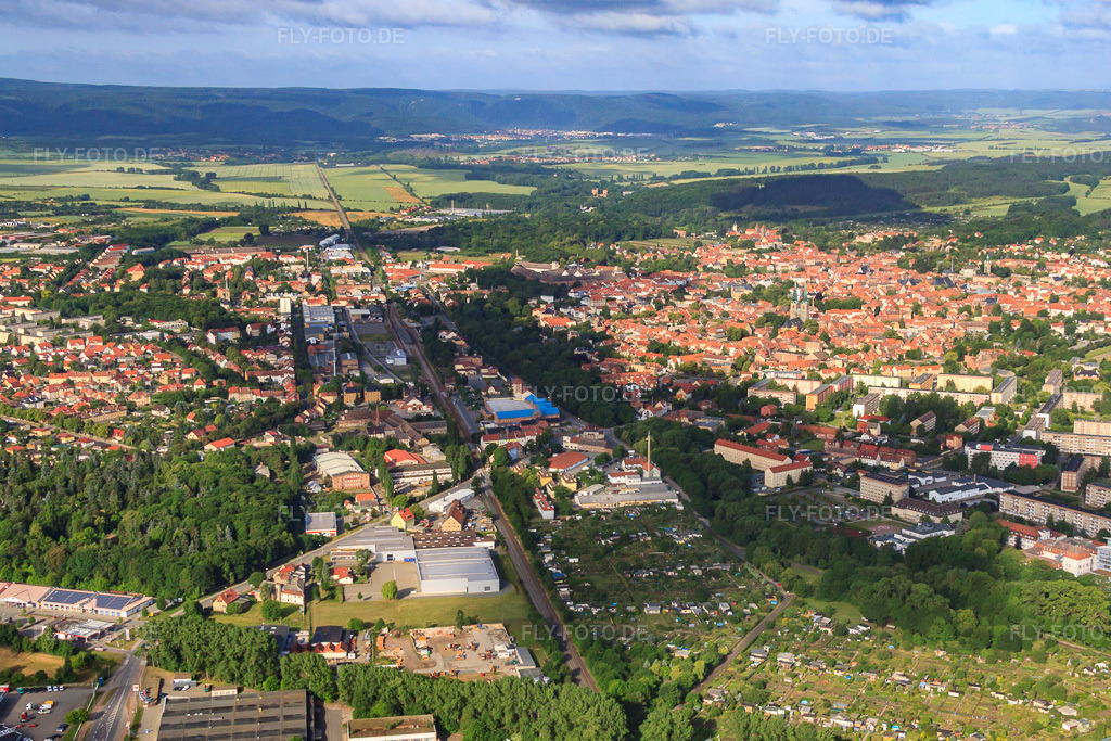 Luftbild: Bahnlinie durcvh die Stadt von Nordosten in Quedlinburg im Bundesland Sachsen-Anhalt in Deutschland. Foto: IMG_58432.jpg vom 30.06.2013 durch Werner Riehm/FLY-FOTO.deAuflösung des Originals: 4281 x 2854 px