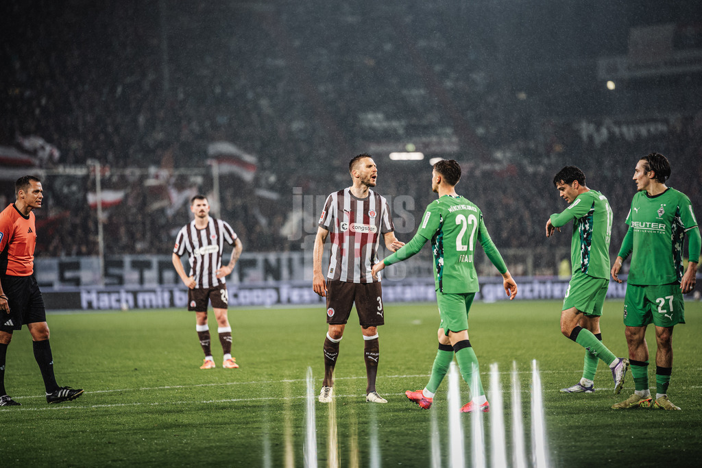 Fußball | Männer | Saison 2025/2026  | Fußball-Bundesliga | 09. Spieltag | FC St. Pauli vs. Borussia Mönchengladbach | 01.11.2025 | v.l. Karol Mets (#3, FC St. Pauli) streitet mit Oscar Fraulo (#22, Borussia Mönchengladbach)