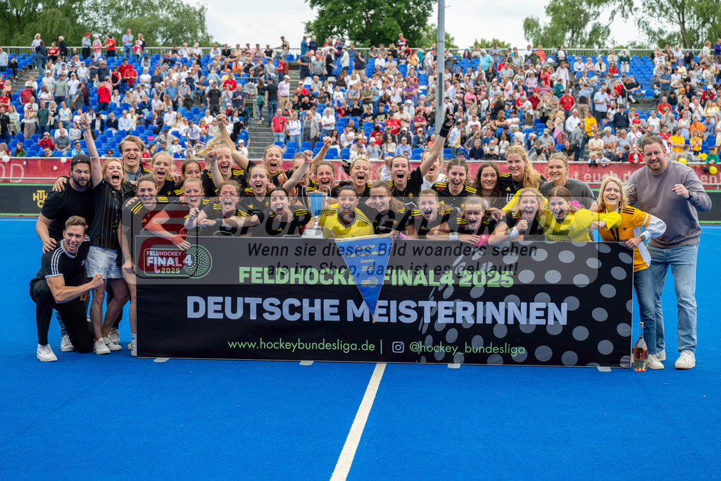 Final4_20250601-1313-Z82_9151 | Krefeld, Deutschland, 01.06.2025:  Feldhockey Final4 2025 – „Deutsche Feldhockey-Meisterschaften 2025“ Harvestehuder HTC - Düsseldorfer HC (Finale Damen) im Gerd-Wellen-Hockeyanlage am 01.06.2025 in Krefeld, Deutschland. (Foto von Kramhöller/Fehrmann/Kaste)Krefeld, Germany, 01.06.2025: Feldhockey Final4 2025 – „Deutsche Feldhockey-Meisterschaften 2025“ Harvestehuder HTC - Düsseldorfer HC (Finale Damen) in Gerd-Wellen-Hockeyanlage at 01.06.2025 in Krefeld, Deutschland. (Foto from Kramhöller/Fehrmann/Kaste)