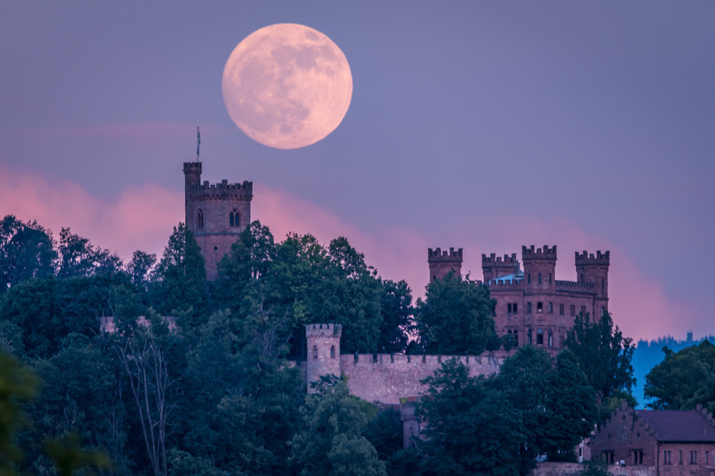 SCHLOSS MOND | Vollmond über dem Ortenberger Schloß - Realisiert mit Pictrs.com