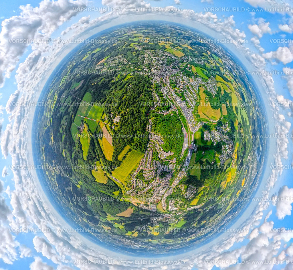 Velbert250690018Langenberg | Wohngebiet Ortsansicht Ortsteil Oberbonsfeld und Langenberg umgeben von Wiesen und Feldern, Erdkugel, Fisheye Aufnahme, Fischaugen Aufnahme, 360 Grad Aufnahme, tiny world, little planet, fisheye Bild, Oberbonsfeld, Velbert, Ruhrgebiet, Nordrhein-Westfalen, Deutschland