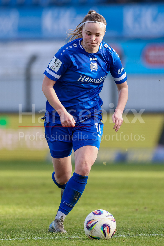 Fussball, 2. Frauen-Bundesliga, SV Meppen - FC Bayern München II | Bente Bode (SV Meppen, 14) am Ball, Freisteller, Einzelbild, Ganzkörper, Aktion, Action, Spielszene, DIE DFB-RICHTLINIEN UNTERSAGEN JEGLICHE NUTZUNG VON FOTOS ALS SEQUENZBILDER UND/ODER VIDEOÄHNLICHE FOTOSTRECKEN. DFB REGULATIONS PROHIBIT ANY USE OF PHOTOGRAPHS AS IMAGE SEQUENCES AND/OR QUASI-VIDEO.