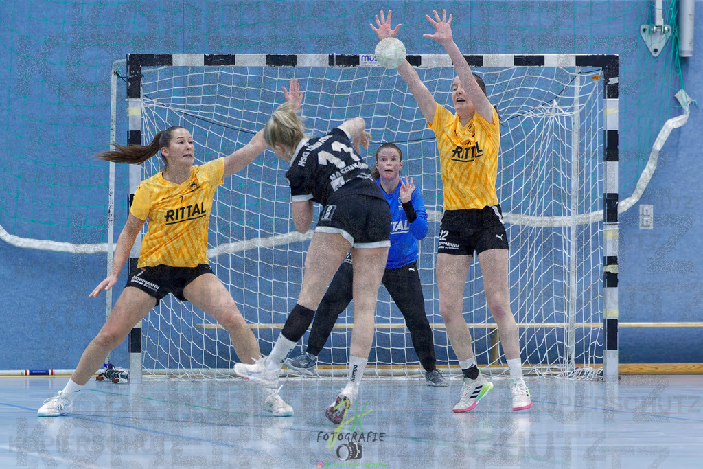 Handball Frauen Oberliga Mitte, HSG Eibelshausen/Ewersbach - HSG Lumdatal | Handball Frauen Oberliga Mitte, HSG Eibelshausen/Ewersbach - HSG Lumdatal am 21.02.2026 in Dietzhölztal-Steinbrücken (Sporthalle am Hammerweiher)Photo © 2026 - Jörg Heinrich - Realisiert mit Pictrs.com
