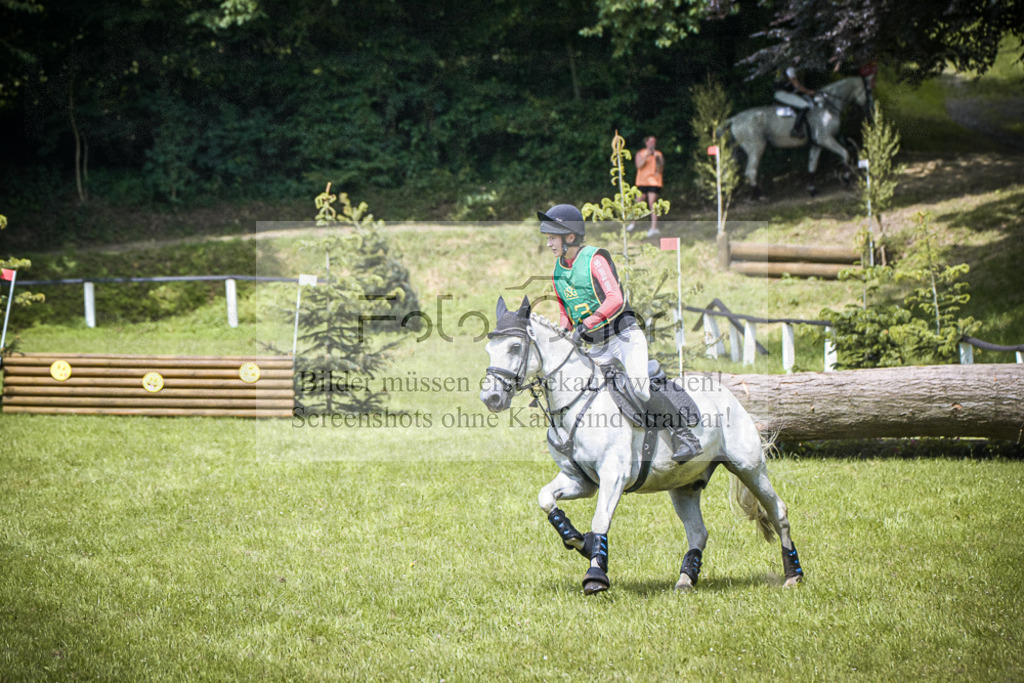 DOS_7601 | Entdecke hochwertige Reitturnierfotos von Foto Oger. Professionell, emotional und authentisch – jetzt Lieblingsmomente im Shop bestellen.Deutschlandweite Turnierfotografie. - Realisiert mit Pictrs.com