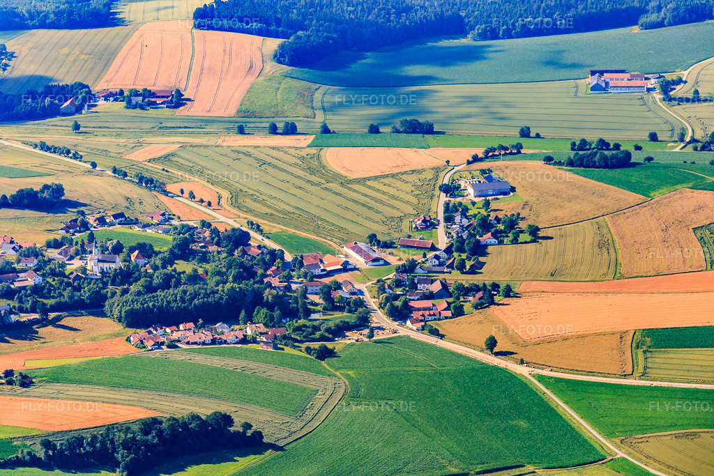 Luftbild: Ortsansicht von Norden im Ortsteil Martinsbuch in Mengkofen im Bundesland Bayern in Deutschland. Foto: IMG_090582.jpg vom 03.07.2016 durch Werner Riehm/FLY-FOTO.de