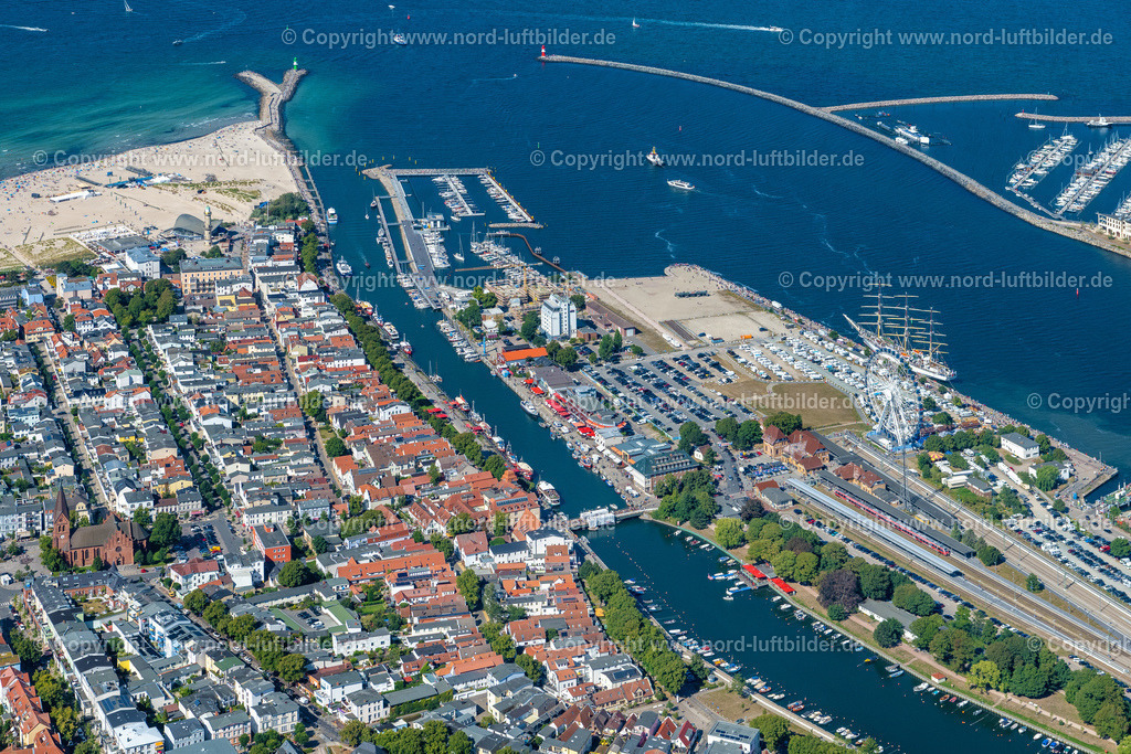 Warnemünde_Hanse_Sail_2022_ELS_8933100822 | ROSTOCK 10.08.2022 Sandstrand- und Ortsansicht des Ostseebad Warnemünde in Rostock im Bundesland Mecklenburg-Vorpommern, Deutschland. // Sandy beach and village view of the Baltic Sea Warnemuende in Rostock in the state Mecklenburg-Vorpommern, Germany. Foto: Martin Elsen