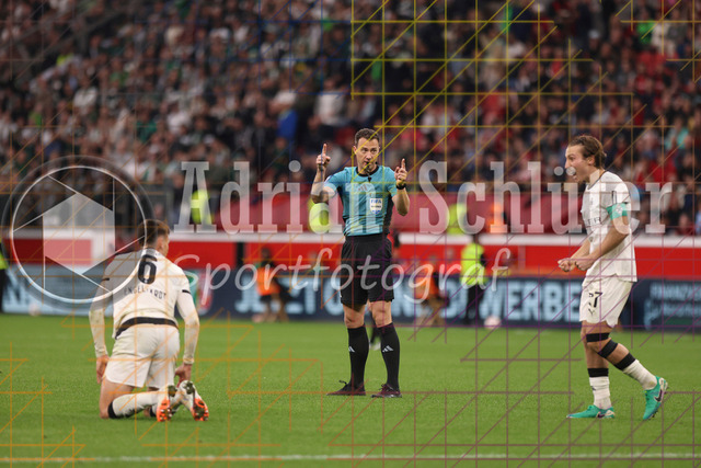 Bayer 04 Leverkusen vs Borussia Mönchengladbach - Bundesliga  | Leverkusen, Deutschland, 21.09.25:   Schiedsrichter Felix Zwayer gestikuliert, Gestik waehrend des Spiels der Bundesliga zwischen  Bayer 04 Leverkusen vs Borussia Mönchengladbach in der BayArena(Foto von Brauer-Fotoagentur / Adrian Schlueter)