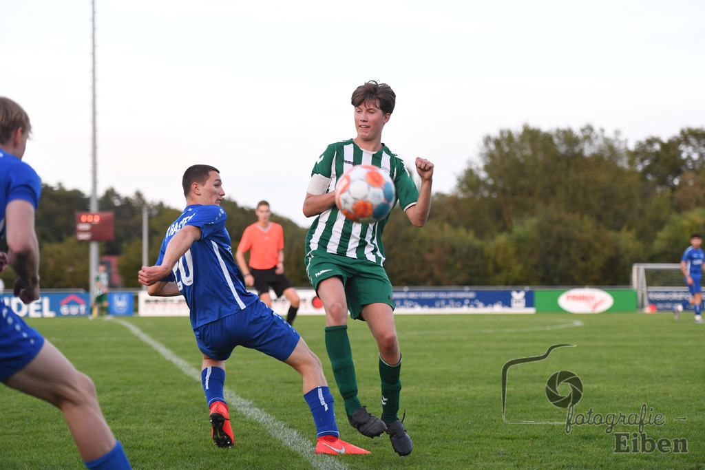 FC Rastede-VFL Oldenburg | A-Jugend Bezirkspokal; FC Rastede (blau)-VFL Oldenburg (grün) am 16.08.2023 in Rastede (Sportanlage Köttersweg), Deutschland, Photo: Philip Eiben 2023 - Realisiert mit Pictrs.com