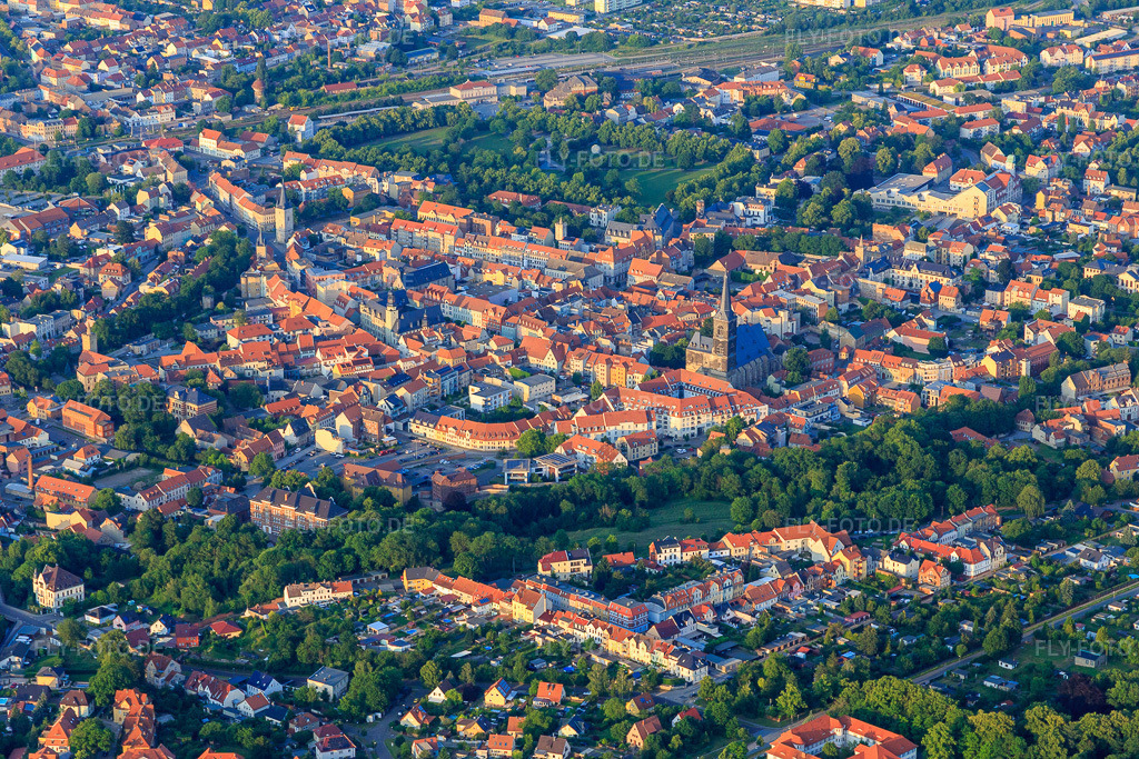 Luftbild: Stadtansicht von Südwesten in Aschersleben im Bundesland Sachsen-Anhalt in Deutschland. Foto: IMG_148007.jpg vom 11.06.2025 durch Werner Riehm/FLY-FOTO.de
