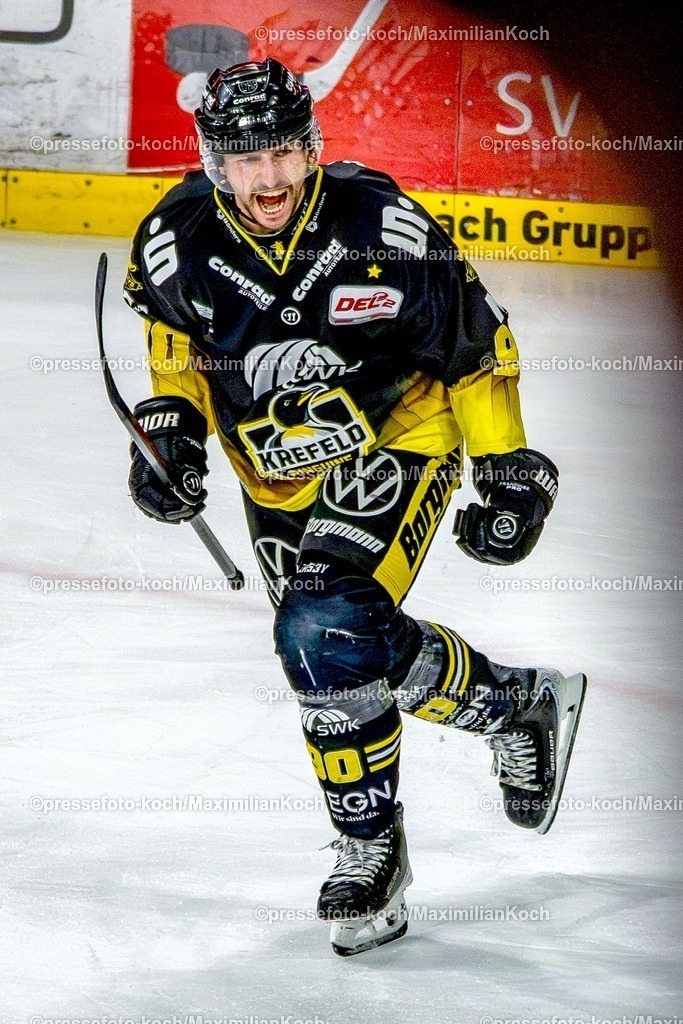 xkkux17042601054 | 17.04.2026, xkkux, Eishockey, DEL2 Finale, Krefeld Pinguine - Kassel Huskies, Herren, Saison 2025 / 2026, Yayla-Arena: Torjubel Adam Payerl (Krefeld Pinguine #90) 
