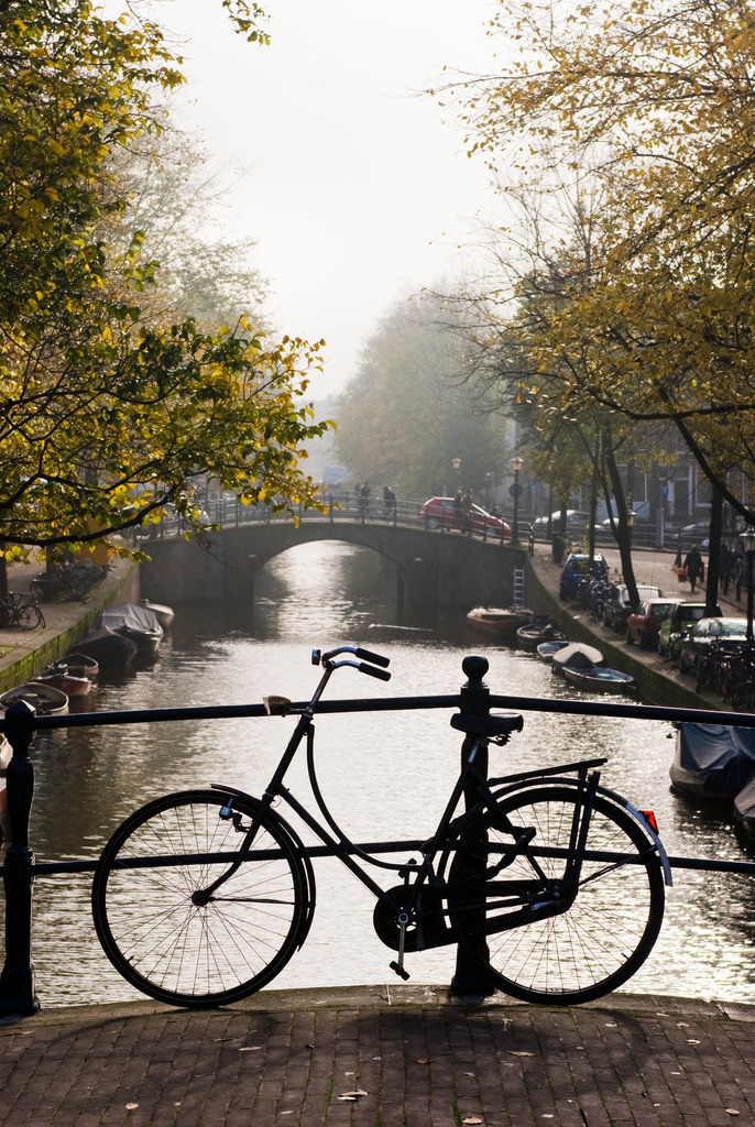 Fahrrad am Brueckengelaender | Amsterdam, Niederlande - October 29, 2008: Fahrrad am Brueckengelaender. - Realisiert mit Pictrs.com
