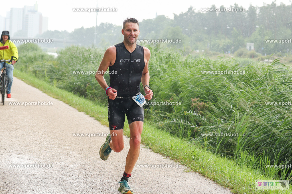 LUR_1392 | 34. M-net Erlanger Triathlon 2025 #erlangertriathlon  #mnettriathlon2025 #mnettriathlon #team #olympischedistanz #mitteldistanz #triathlon #maindonaukanal  #erlangertriathlon2025 #yourpictrs #tv1848 #tv1848erlangen  #triathlonbayern #sportinerlangen #demsportverbunden #sportshot_your_pictrs Copyright: www.sportshot.de