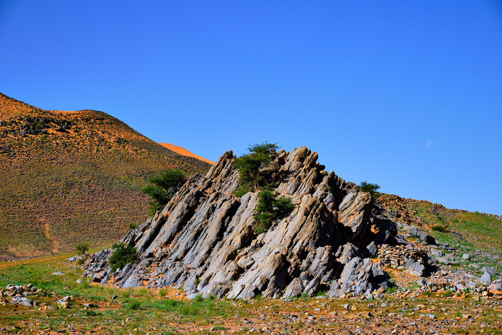 Wüstenlandschaft mit schöner Felsformation | Marokko - November 20, 2024: Wüstenlandschaft mit schöner Felsformation. - Realisiert mit Pictrs.com