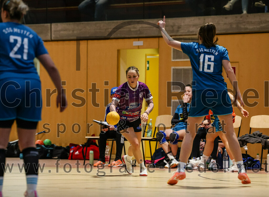 2024-02-24_073_SpVgg_Altenerding_gegen_SSG_Metten_Frauen | Erding, Deutschland, 24.02.2024:
Handball, Bezirksoberliga Frauen Altbayern 2023 / 2024, 15. Spieltag, SpVgg Altenerding gegen SSG Metten, Endergebnis: 32:28

Milena Niewöhner (SSG Metten, #21), Lena Prem (SpVgg Altenerding, #5), Nina Bernhard (SSG Metten, #16)

Foto: Christian Riedel / fotografie-riedel.net