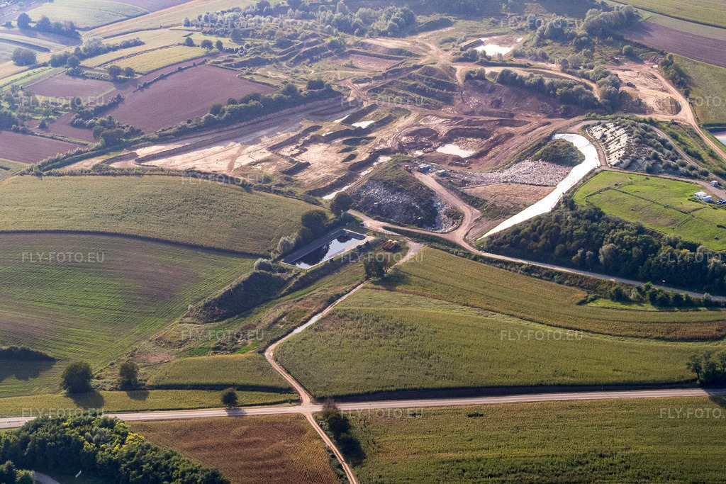 Vue aérienne: Déchetterie de Wintzenbach à Seltz dans le département Bas Rhin, France – .Photo: P1000863.jpg prise le 15/09/2014 par Werner Riehm/FLY-FOTO.eu – Résolution de l'original: 5472 x 3648 px